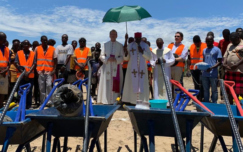 Spatenstich am Turkana-See in Kenia: Ludwig Prinz von Bayern und missio-Präsident Monsignore Huber ermöglichen Kirchenbau für Bildungscampus.