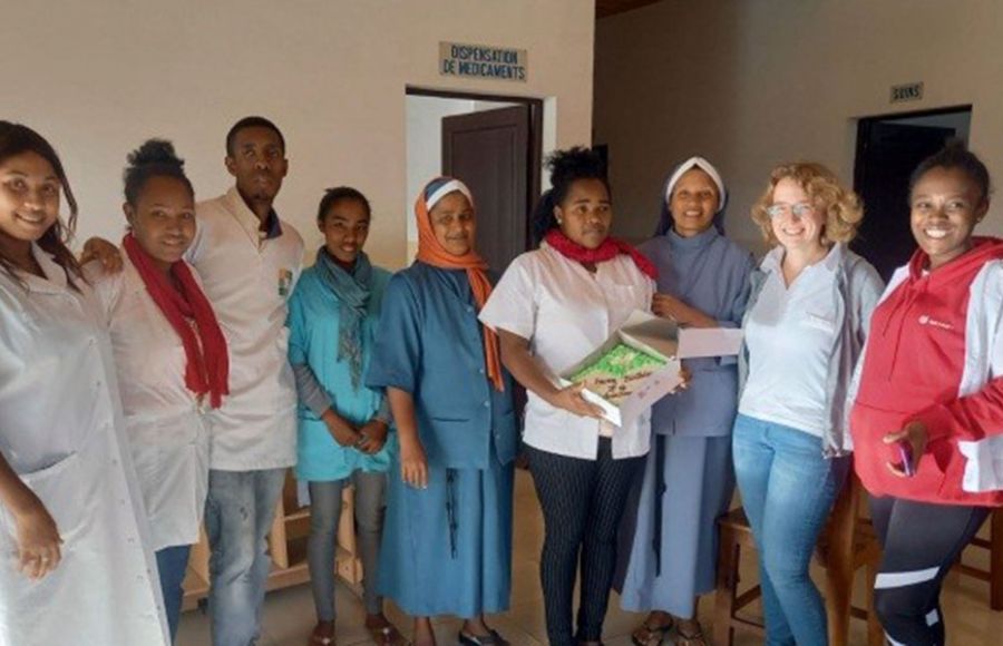 Das Klinikpersonal von Le Bon Samaritain - inklusive externer Hilfe aus dem Ausland
