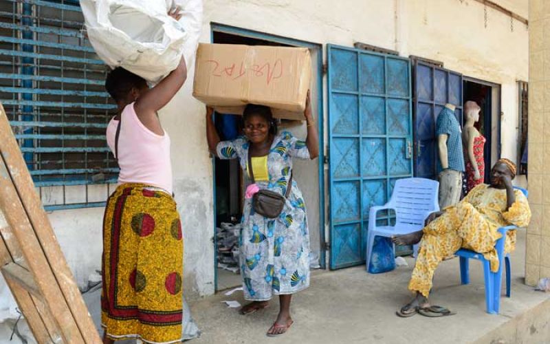 Die Kinder von Lastenträgerinnen in Lomé/Togo. Foto: Jörg Böthling