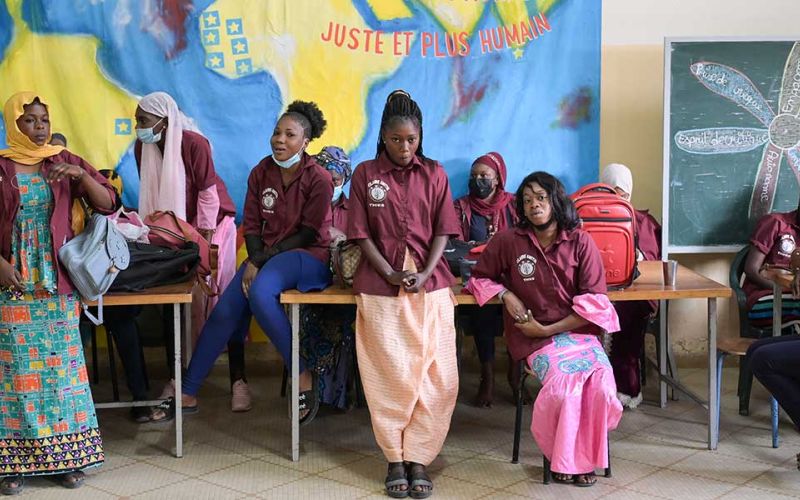 Junge Frauen im Senegal. Foto: Jörg Böthling/missio München