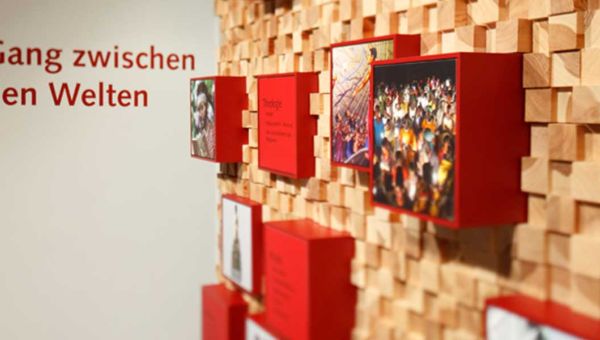 Der Gang zwischen den Welten ist Teil der großen Ausstellung bei missio München im Haus der Weltkirche.