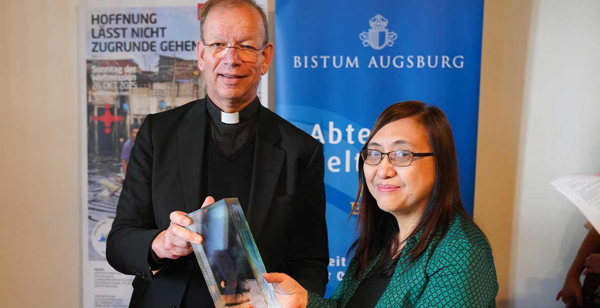 missio-Präsident Monsignore Huber (links) übergibt den Pauline-Jaricot-Preis 2025 an die philippinischen Menschenrechtlerin Carol Daria.