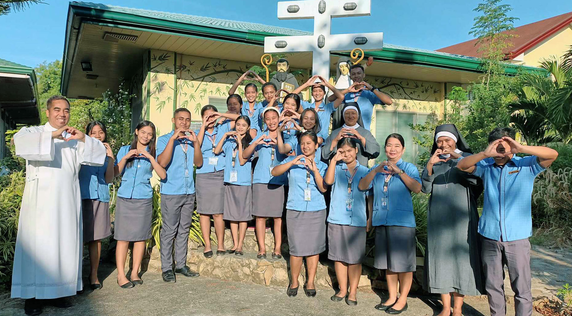 Gruppenfoto mit jungen Frauen und Männer auf den Philippinen, die zu Katechisten ausgebildet werden