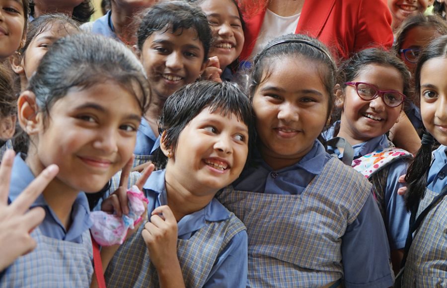 Schulmädchen in Indien freuen sich