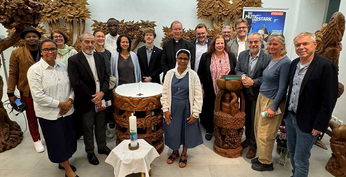 Gruppenfoto in der missio-Hauskapelle zum Start in den Monat der Weltmission 2026 mit den missio-Gästen aus Madagaskar, den Diözesanreferenten aus Bayern, den missio-Praktikanten und in der Mitte missio-Präsident Huber.
