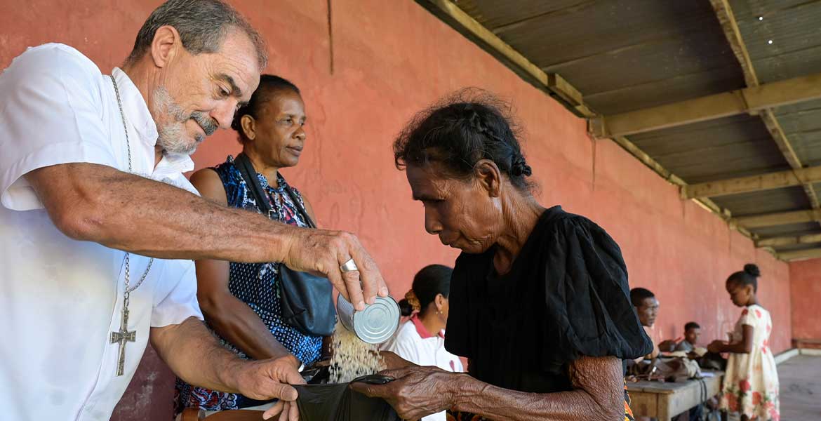 missio-Projektpartner Erzbischof Bombin verteilt in Madagaskar Lebensmittel an arme Gemeindemitglieder.