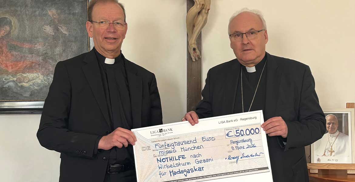 missio-Präsident Monsignore Huber und der Regensburger Bischof Voderholzer halten einen symbolischen Scheck über 50.000 Euro für die Nothilfe Madagaskar in ihren Händen.