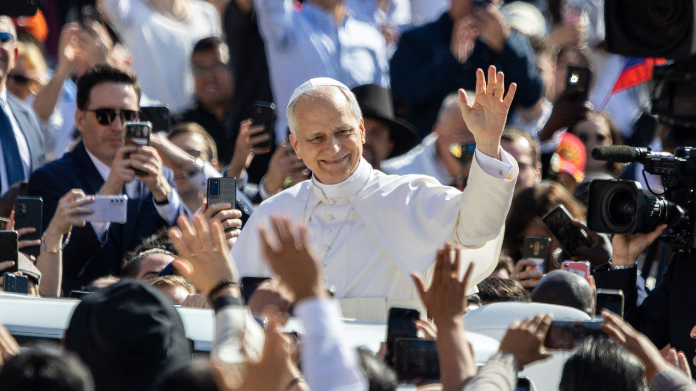 Papst Leo XIV. fährt über den Peterplatz