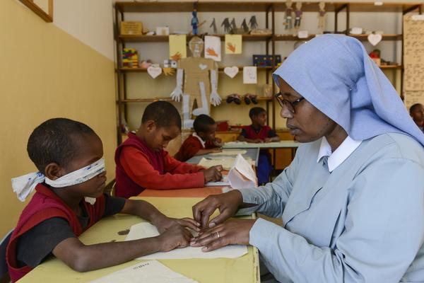 ETHIOPIA, Amhara, Gondar, school for blind children / AETHIOPIEN, Amhara, Gonder, Schule fuer blinde Kinder, Lehrerin Sr. Yeshi Yitna mit blindem Jungen Tibebu Fqadu 7 Jahre