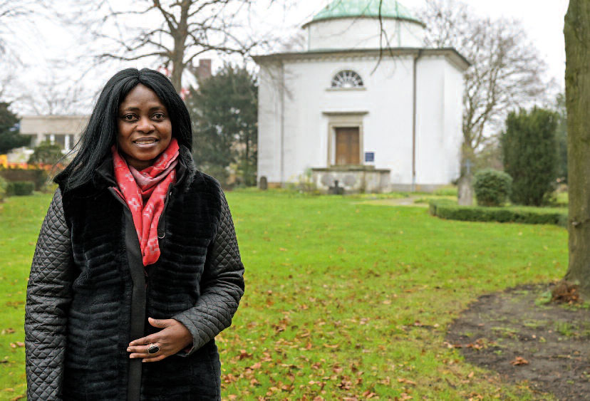 Wohlstand auf dem Leid Zehntausender: Sylvaina Gerlich vor dem Schimmelmann-Mausoleum.