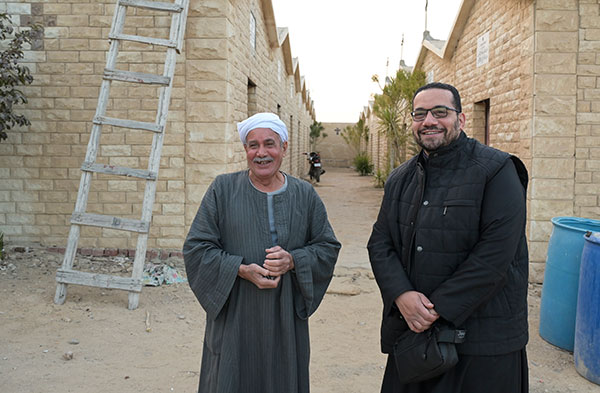 Priester Fr. Pious Samer Farag (l.) mit Friedhofswächter Mounir