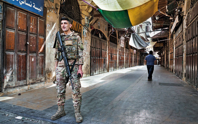 Straßenszene mit Soldat in Tripoli, Libanon