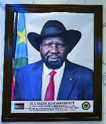 S√úDSUDAN, Hauptstadt Juba, Bildnis des amitierenden Pr√§sidenten Salva Kiir Mayardit und des Nationalhelden SPLA K√§mpfer John Garang de Mabior im Hotel Pyramid