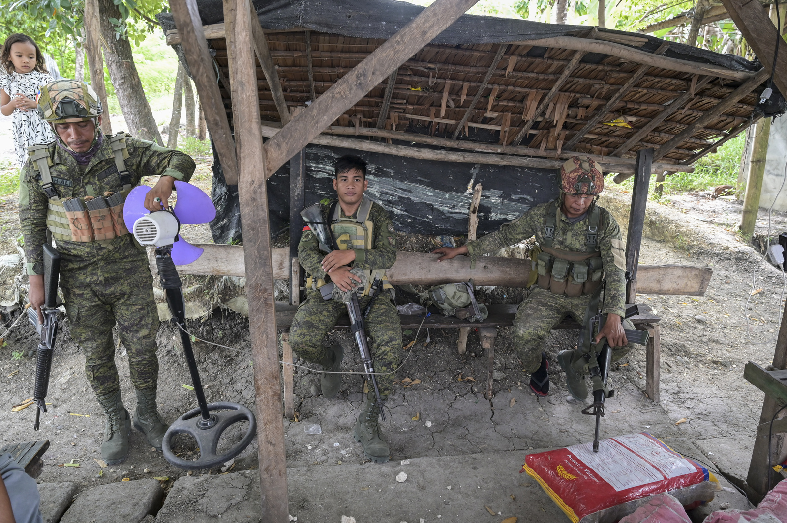 PHILIPPINES, Mindanao Island, Bangsamoro autonomous region in muslim Mindanao, city Cotabato, filipino army checkpost at road / PHILIPPINEN, Bangsamoro muslimische automome Region auf Mindanao, Cotabato Stadt, Straßen Kontrollposten der Armee