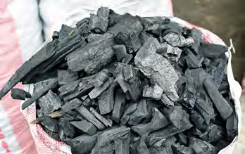 Holzkohle in einem Tuch oder Sack.