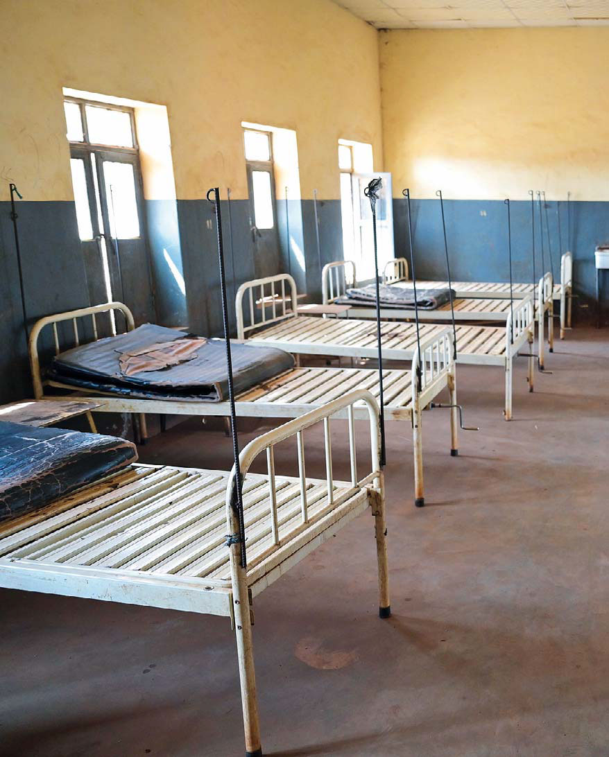 Blick in einen Saal im Krankenhaus mit Metallbetten und sehr einfacher Ausstattung.