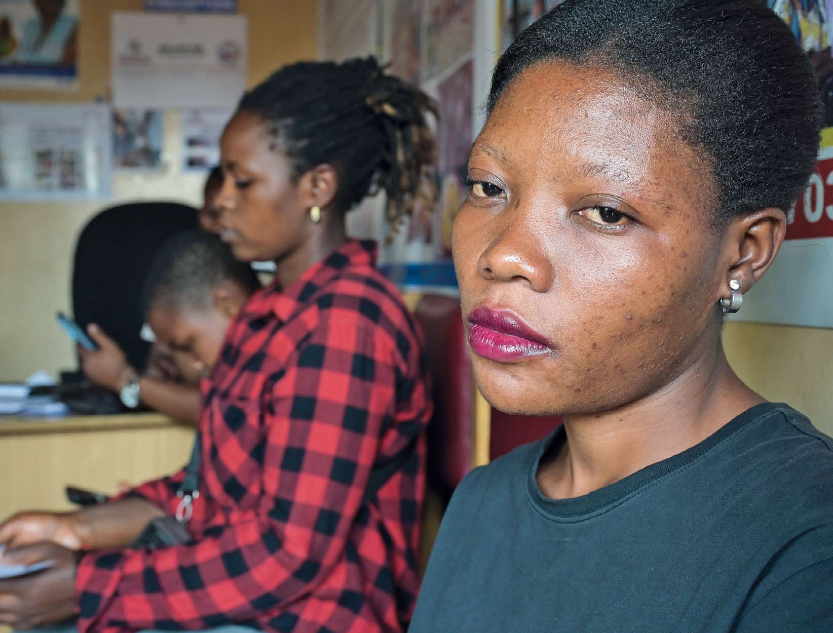 Louise Yumwema-Shangoko blickt freudlos ins Leere.