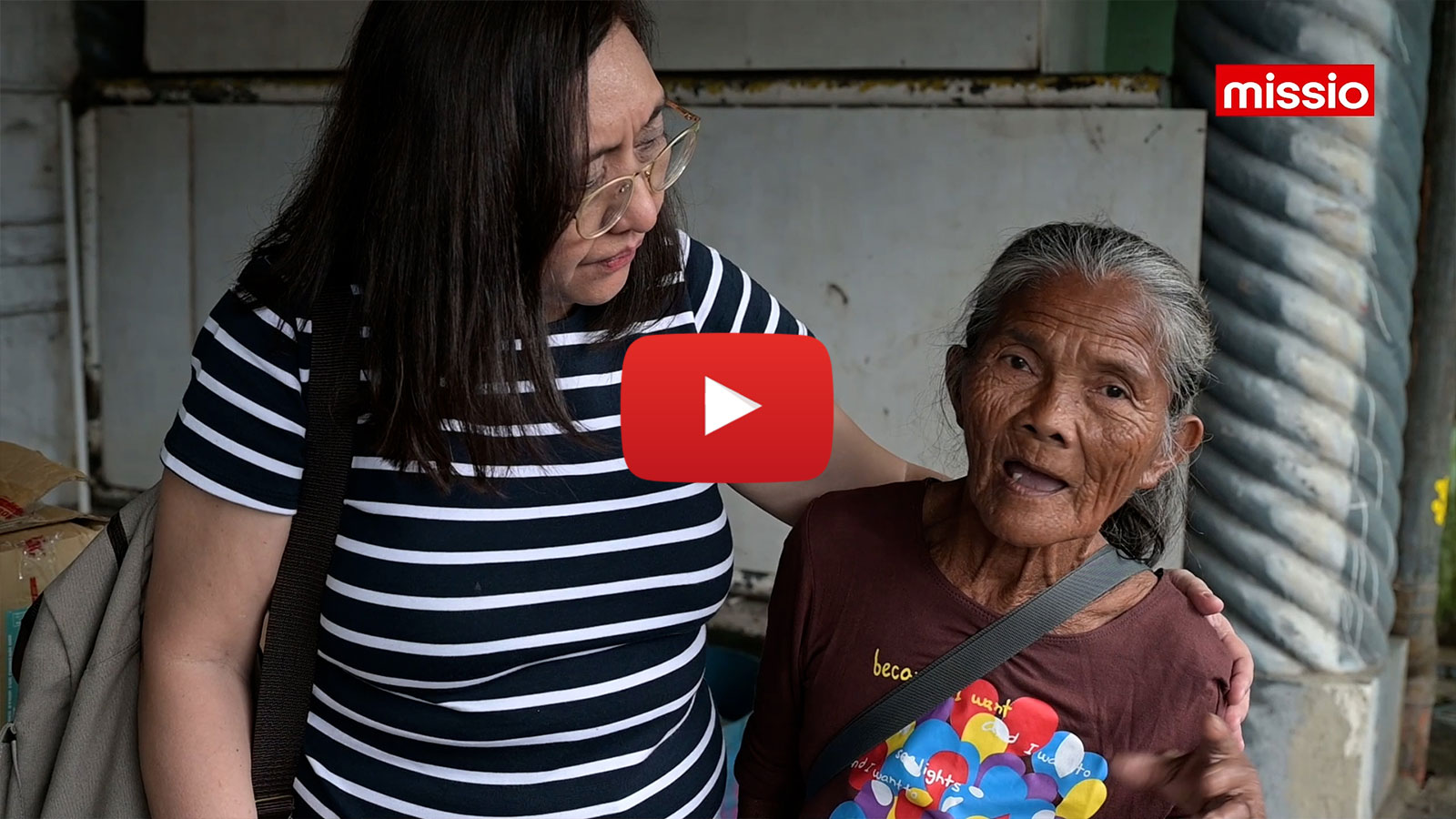 Carol Daria (links im Bild) legt den Arm um eine kleine philippinische Frau aus dem Armenviertel Payatas.