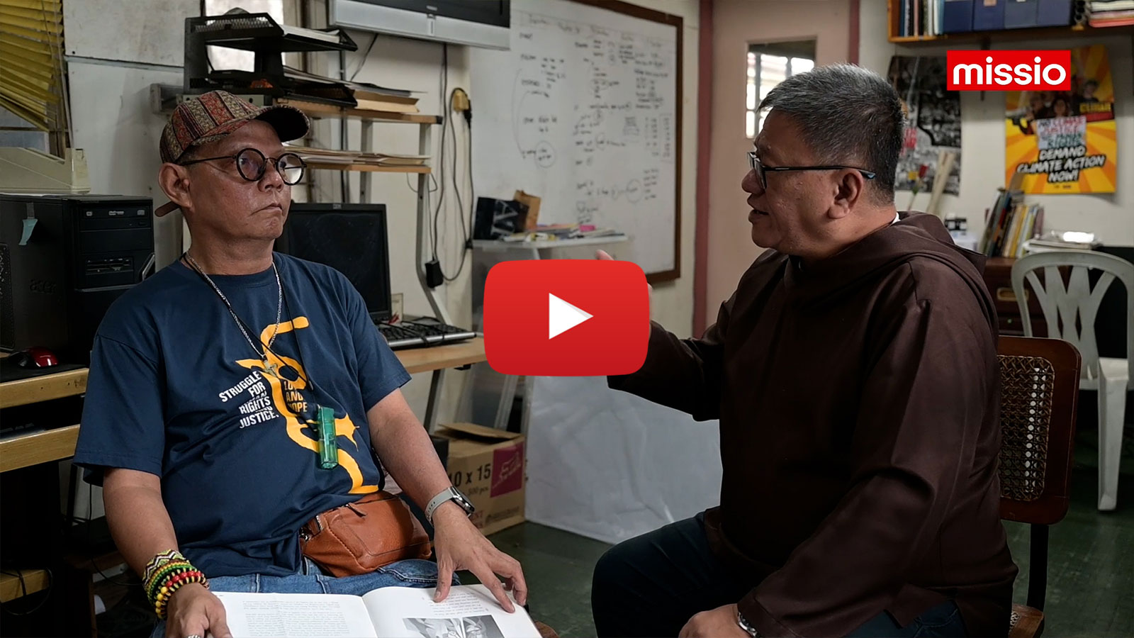 Der philippinische Priester Toots Buenafe (rechts im Bild) im Gespräch mit einem Mann (links im Bild)