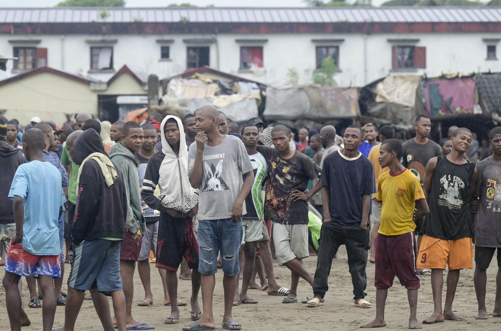 Eine Schar Gefangener steht auf einem Gefängnisinnenhof in Madagaskar.