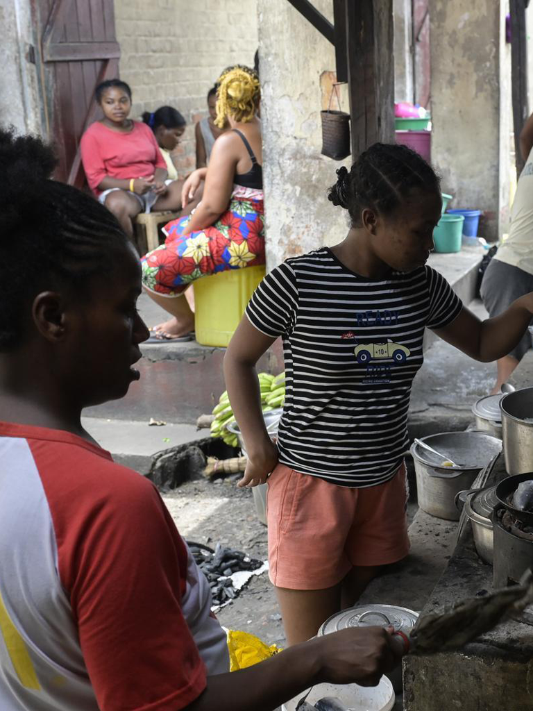 Junge Gefängnisinsassinnen an einer Kochstelle in einem Gefängnisinnenhof auf Madagaskar.