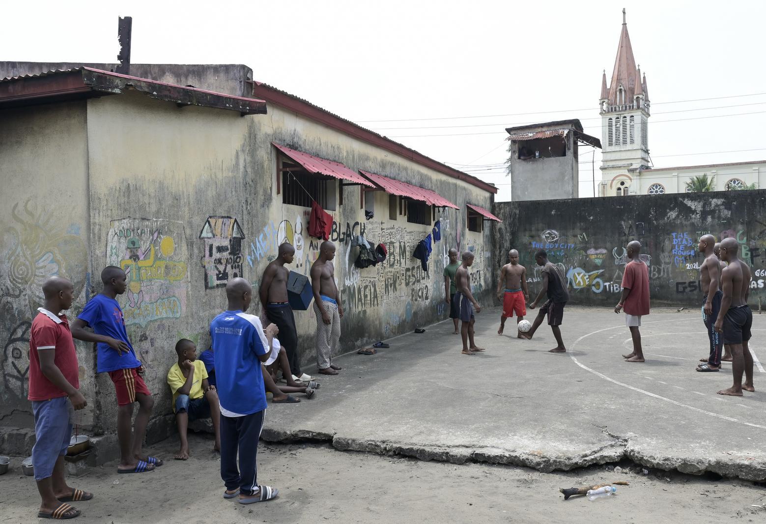 Der Blick vom Innenhof eines Gefängnisses auf Madagaskar auf den Turm einer alten Kathedrale.