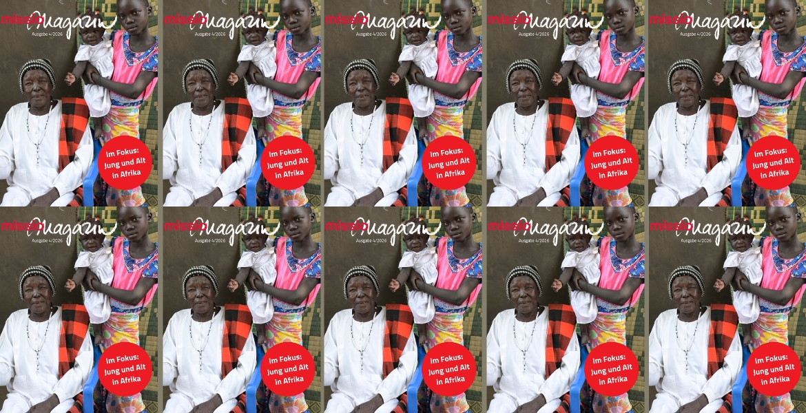 Zehn Cover des missio magazins, Ausgabe 4/2026. Der Titel des missio magazin 04/2026 zeigt drei Generationen von Frauen aus Uganda: ganz links sitzt eine alte Frau in weißer Kleidung mit Stab als Zeichen ihrer Würde, neben ihr eine Heranwachsende, die auf dem Arm ein Baby hält.