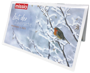 Das Titelbild des missio-Adventskalenders zeigt ein Rotkehlchen auf verschneiten Ästen, das missio-Logo und die Aufschrift "Zeit der Zuversicht" Adventskalender 2025