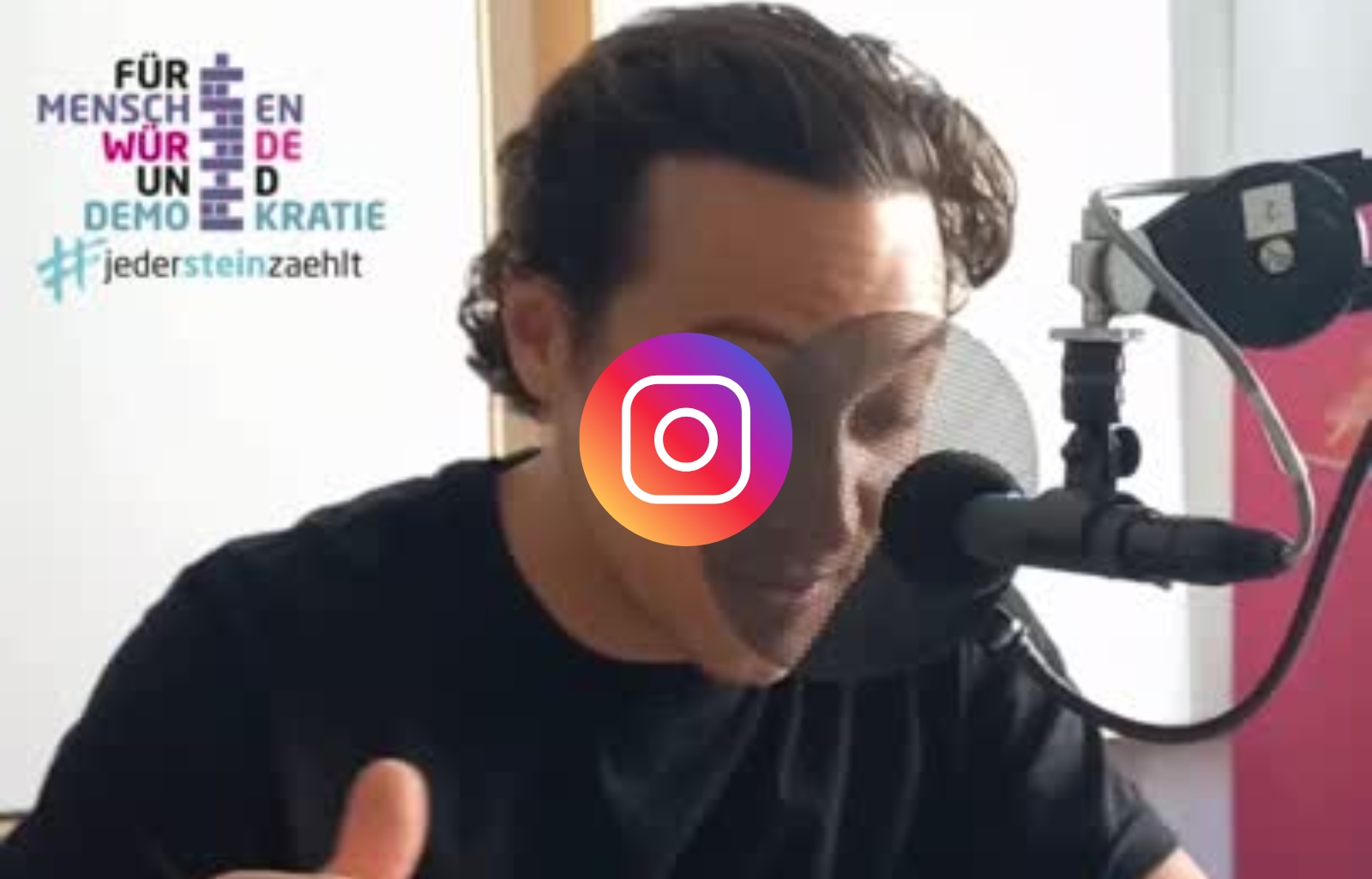 Vorschau Instagram-Reel mit dem Schauspieler Klaus Steinbacher bei der Audio-Aufnahme im Studio.