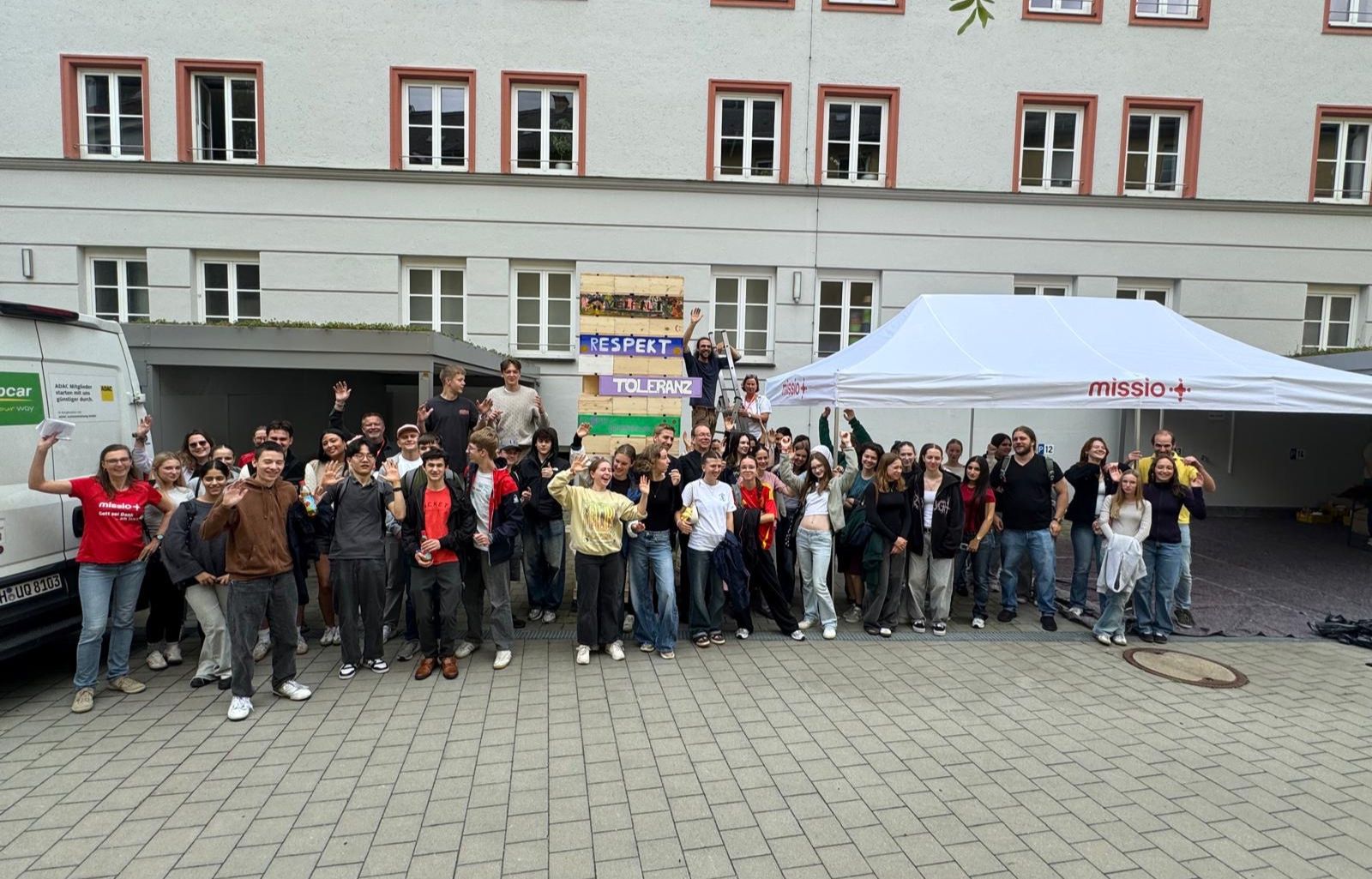 Gruppenbild mit den teilnehmenden Schulklassen vor dem gemeinsam gestalteten Demokratieturm.