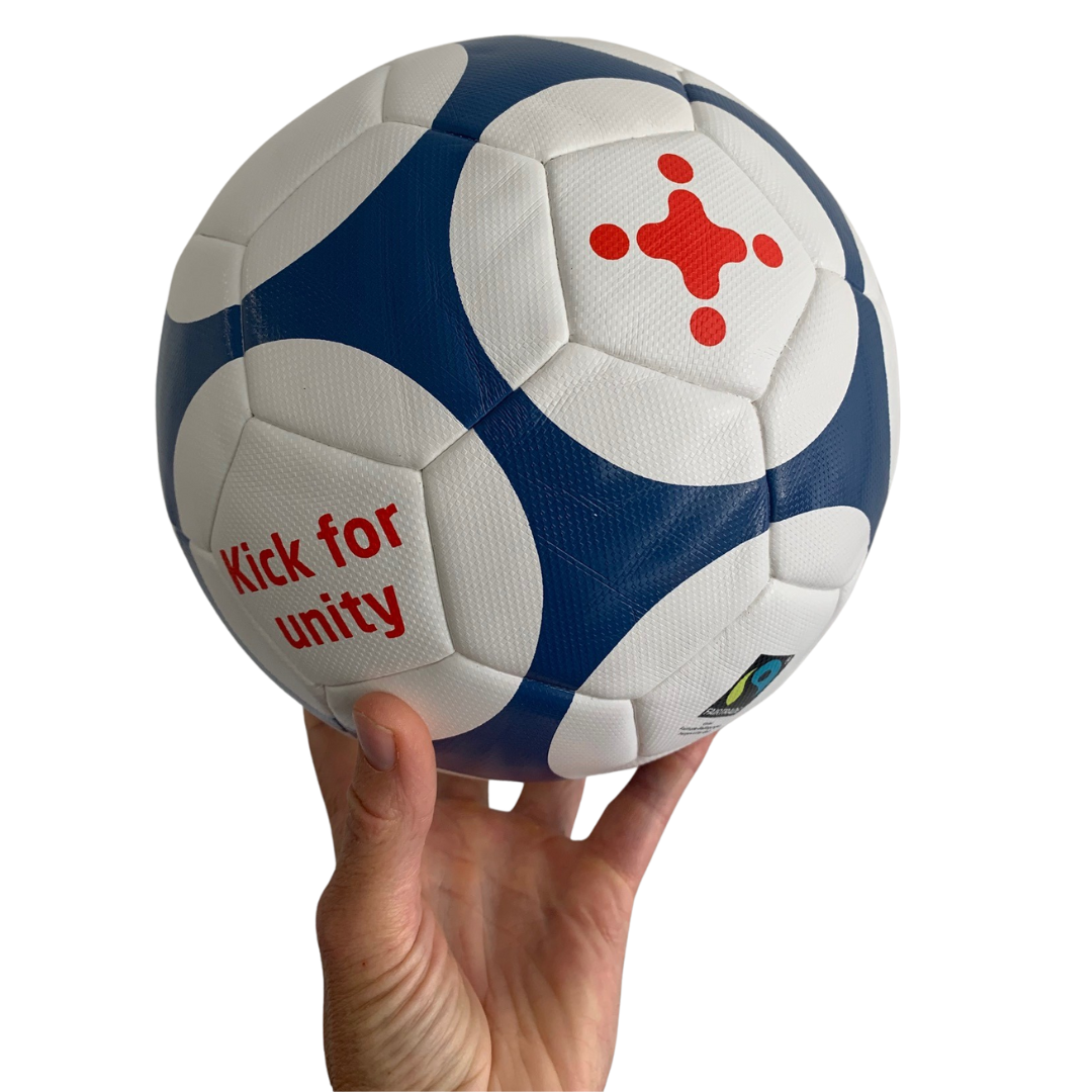 missio-Fussball zum Unity-Cup mit Fairtrade-Logo und dem Aufdruck "Kick for Unity"