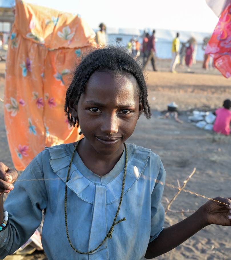 Ein Mädchen im Flüchtlingslager im Südsudan blickt in die Kamera.