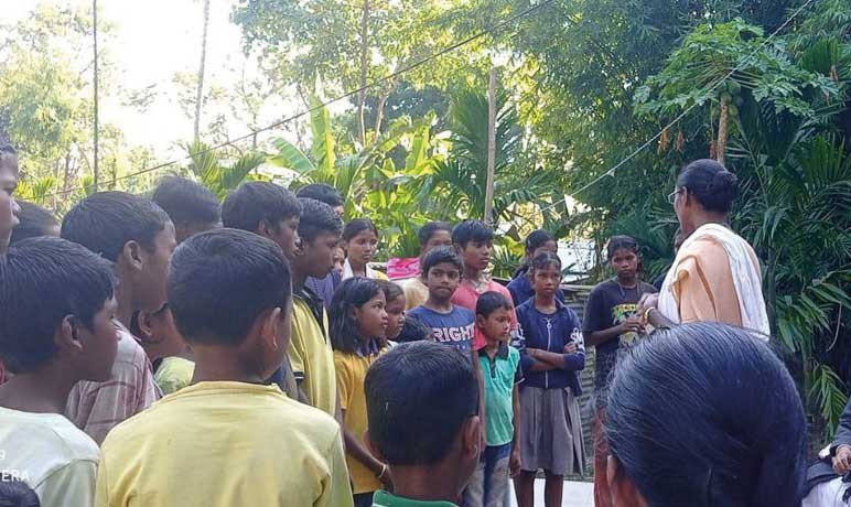 Ordensfrauen und -männer  bei einer feierlichen Gelegenheit. Alle lächeln, einige halten kleine Geschenke in pink-glitzerndem Papier in den Händen.