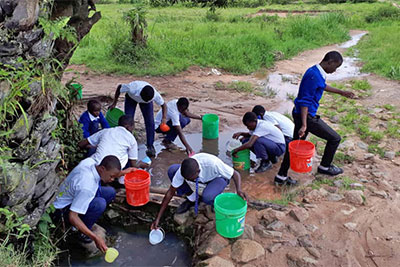 Tansania bunda Schueler Wasserstelle