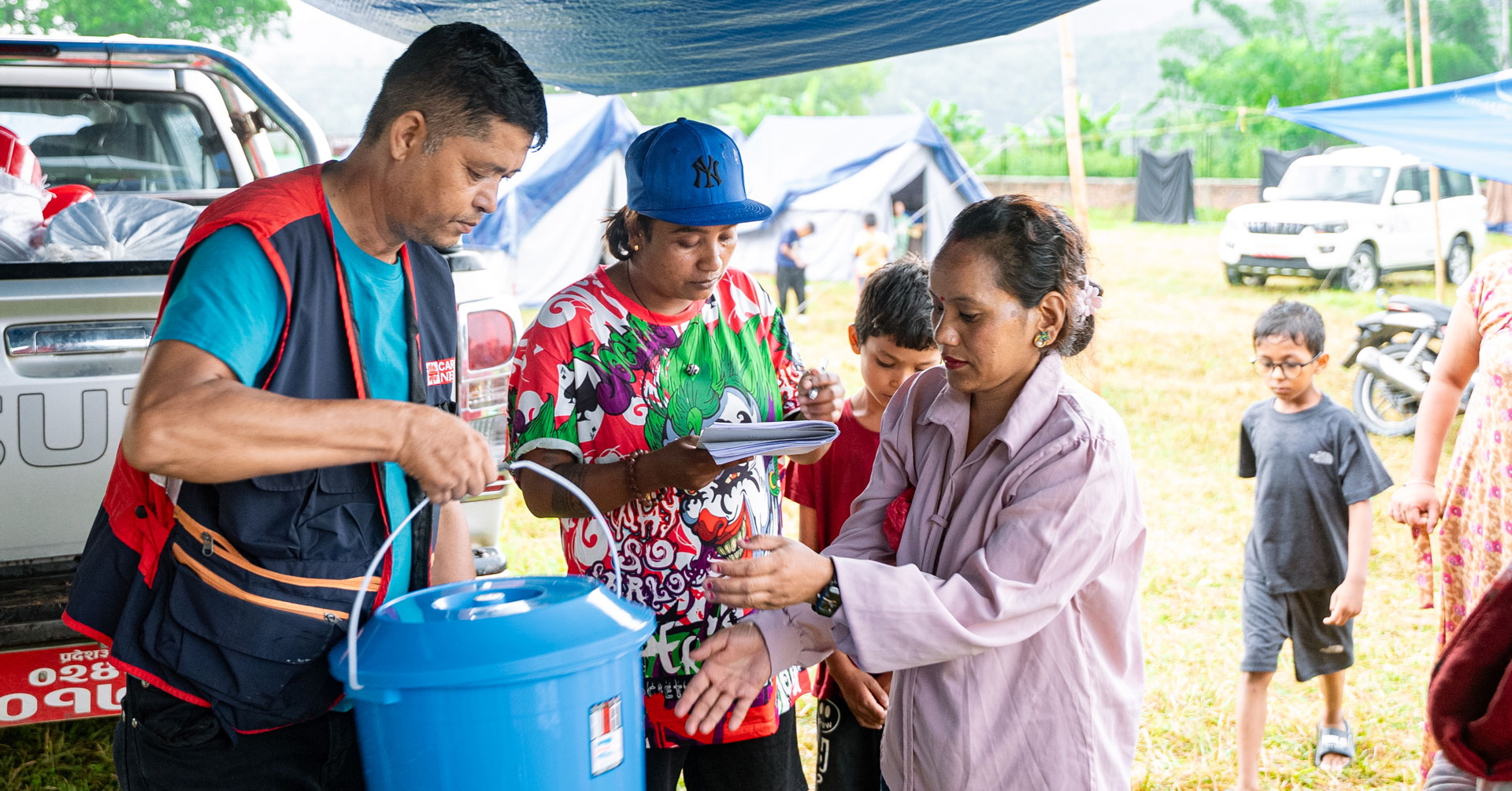 Unsere Partner von der Caritas Nepal versorgen Flutopfer mit einem Hygiene-Set.