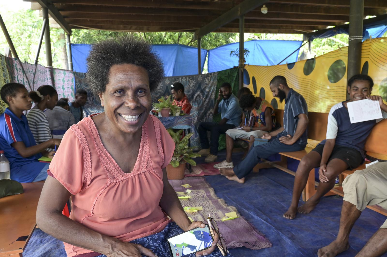 Aktivistin Rosa Koian lächelt bei einen Umwelt-Workshop in die Kamera
