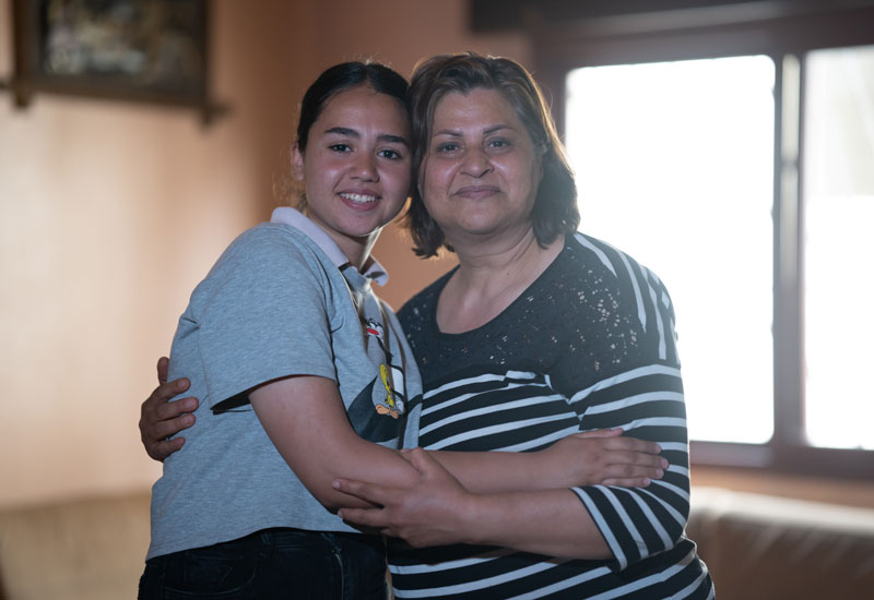 Sophie mit ihrer Mutter. Die beiden halten sich im Arm.