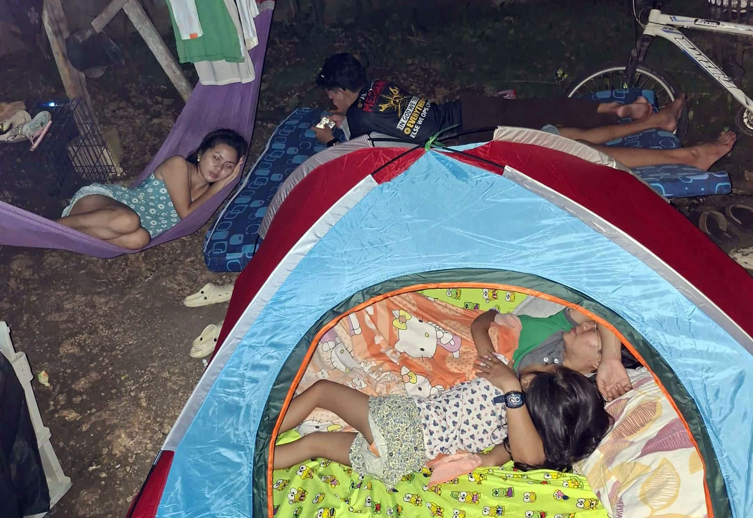 Blick in ein provisorisches Zelt für Erdbebenopfer in der Region Cebu auf den Philippinen. Foto: Projektpartner missio München