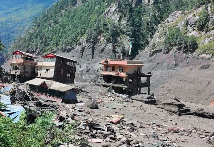 Zerstörungen im Katastrophengebiet in Nepal: Drei Häuser stehen schief in einer Schlammschneise