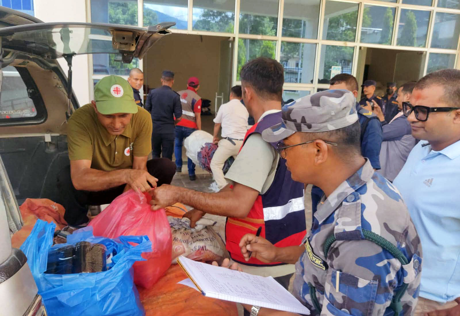 Unsere Partner in Nepal laden Hilfsgüter aus