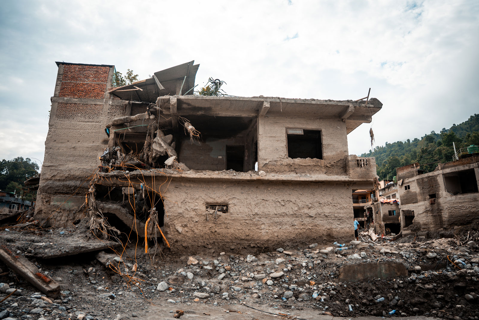 Zerstörungen im Katastrophengebiet in Nepal: Häuser stehen schief in einer Schlammschneise