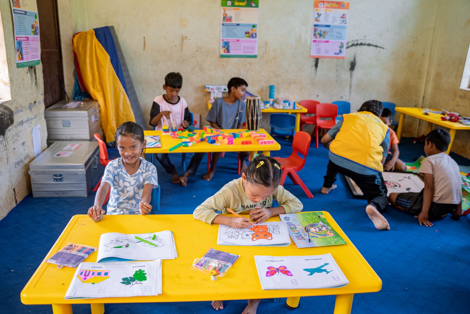 Kinder basteln in einer Notunterkunft in Nuwokat