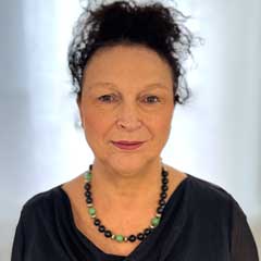 Porträt von missio-Mitarbeiterin Bettina Klubach, Assistenz der Abteilung Presse und Öffentlichkeitsarbeit.