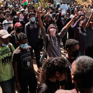 Protestierende junge Madagassen.