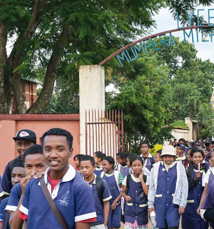 Schülerinnen und Schüler strömen aus einer kirchlichen Schule in Madagaskar.