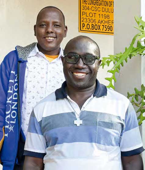 Foto von missio-Projektpartner Pater Albano Mwombeki (im Vordergrund) und dem jungen Massai, Mathelehrer Lomayany Simango Letonde , fotografiert in Arusha, Tansania.