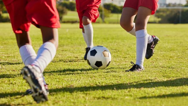 Kinder-Fußballmannschaft missio Unity-Cup 2024; Foto: iStock/PeopleImages