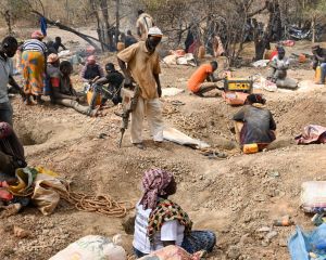 Menschen aus Mali schürfen mit der Hand nach Gold. Foto: Jörg Böthling