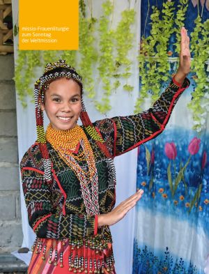 Frauenliturgie zum Weltmissionsmonat 2025: Das Motiv zeigt eine junge Frau auf den Philippinen, die in traditioneller Kleindung einen Tanz aufführt.