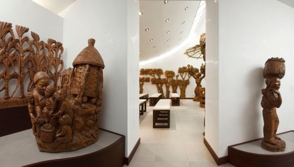 missio Hauskapelle mit Schnitzkunst aus Malawi.